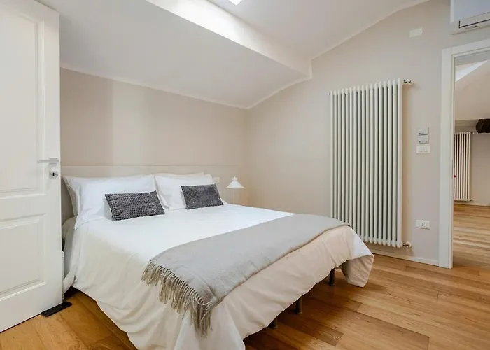 Апартаменты Cathedral Nest - Elegant Two-room On Piazza Duomo *