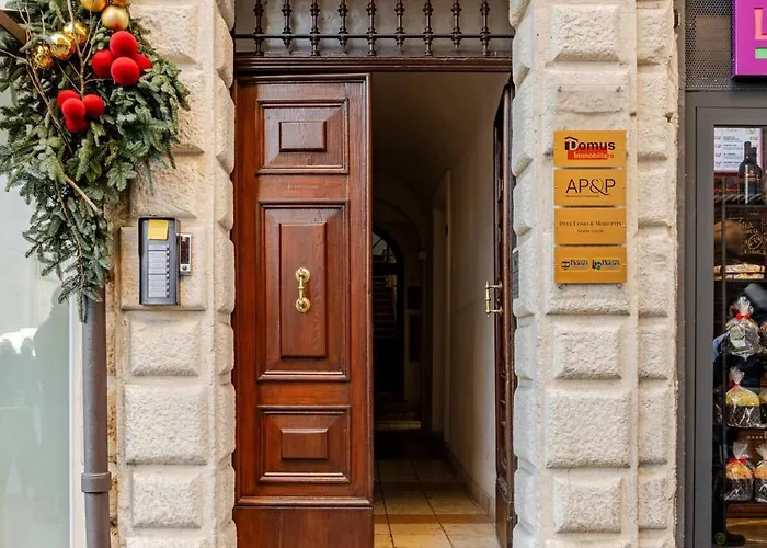 Апартаменты Cathedral Nest - Elegant Two-room On Piazza Duomo Феррара